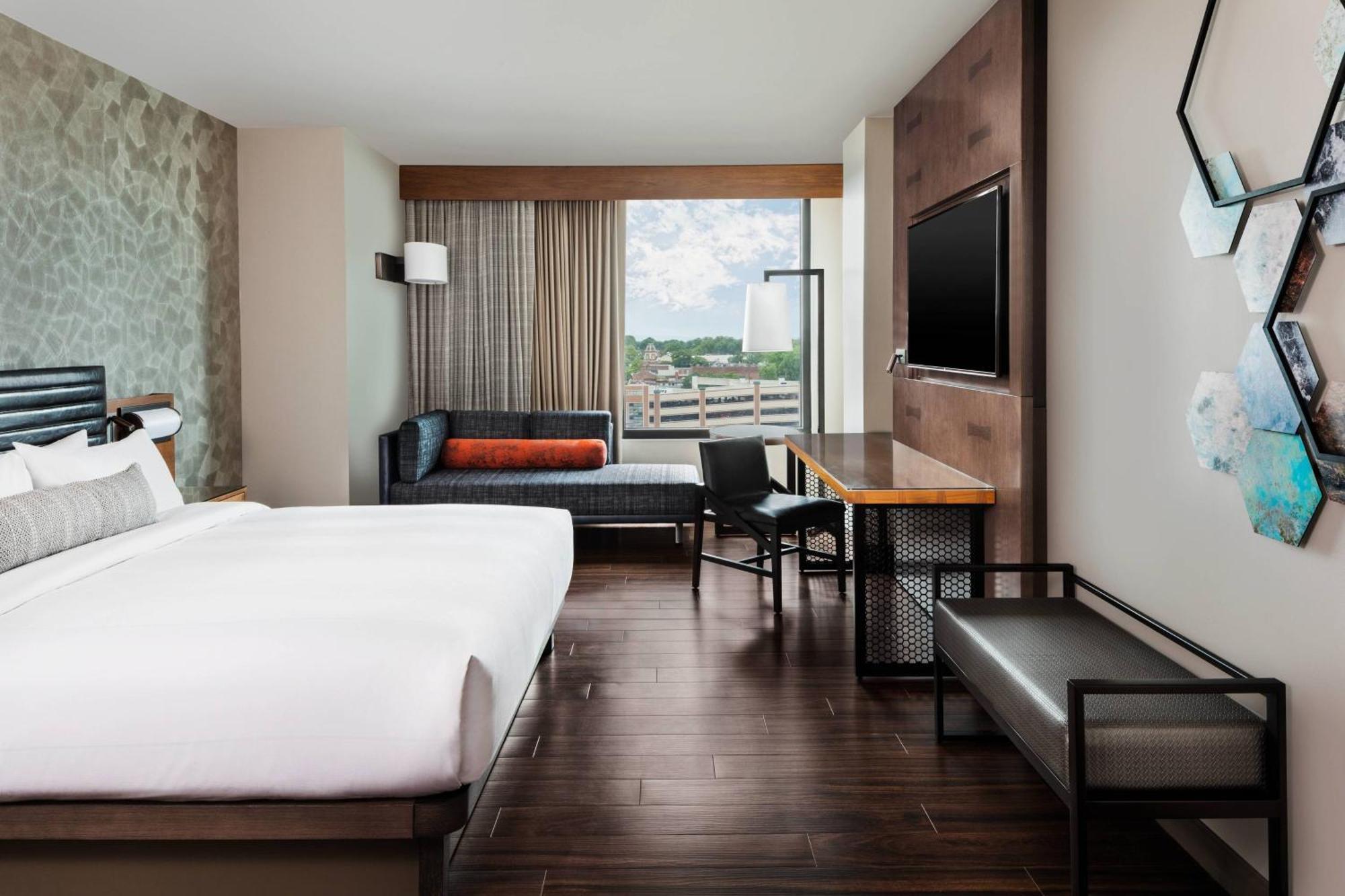 Deluxe King Room City View
